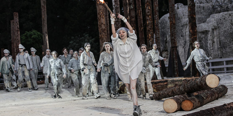 55ª Stagione al Teatro Greco di Siracusa, un tripudio per Le Troiane con la regia di Muriel Mayette-Holtz