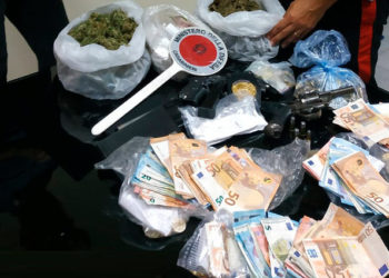 Siracusa, deteneva armi e droga in casa: i Carabinieri arrestano un 47enne