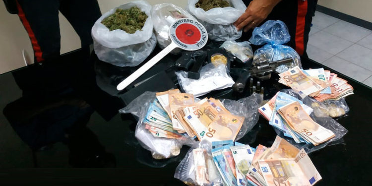 Siracusa, deteneva armi e droga in casa: i Carabinieri arrestano un 47enne
