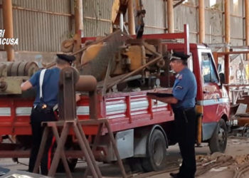 Priolo Gargallo, sorpresi a rubare materiale ferroso da un capannone: tre arrestati