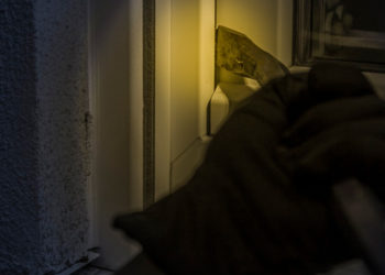 Siracusa, sorpreso in un istituto scolastico con piede di porco e passamontagna: denunciato