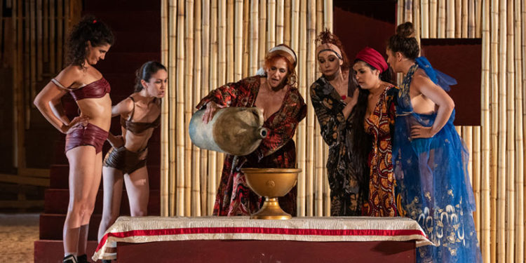 Siracusa, al Teatro Greco il debutto di Lisistrata: risate e applausi per la commedia diretta da Tullio Solenghi