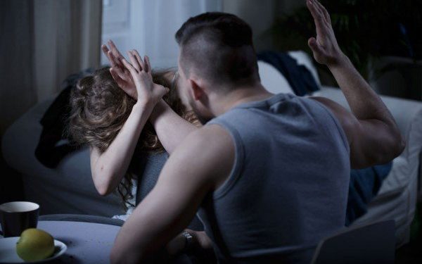 Augusta. Aggressioni fisiche e verbali ai danni della moglie, denunciato un uomo