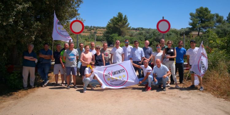 Canicattini Bagni. Sit in di protesta del Meetup 5 Stelle sul ponte Mandredonne