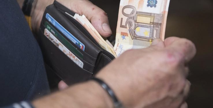 Augusta. Minaccia e prova ad estorcere denaro alla madre e al fratello disabili: denunciato