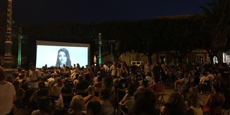 Siracusa. Questa sera “seggia” pronta per il ritorno del Cinema in Piazza in borgata