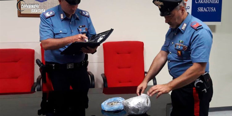 Siracusa, in auto con mezzo chilo di marijuana: 31enne arrestato per detenzione e spaccio