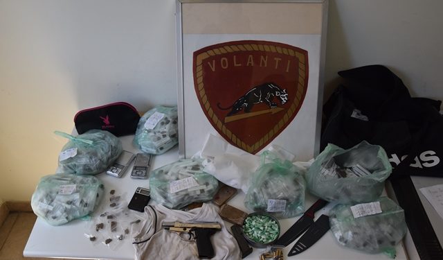 Siracusa. Contrasto piazze di spaccio, sequestrati oltre due chili di hashish in un sottoscala