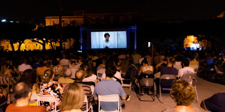 Siracusa. Cinema in Piazza, questa sera in Borgata il secondo appuntamento con “Tiramisù”