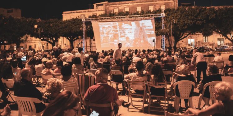 Siracusa. Cinema in Piazza, lunedì il terzo appuntamento con la commedia “Amici come noi”