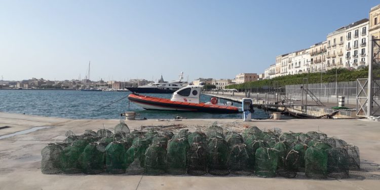 Siracusa. Sequestrati attrezzi da pesca a Cala Zaffiro