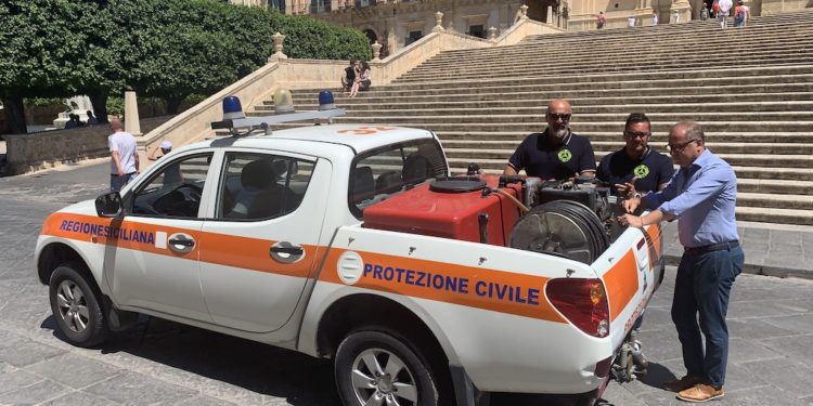 Mezzo antincendio in dotazione al Comune di Noto, questa mattina la consegna