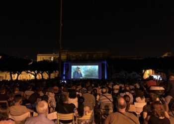 Siracusa. Cinema in piazza Santa Lucia, questa sera il film “Amici come noi”
