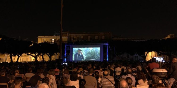 Siracusa. Cinema in piazza Santa Lucia, questa sera il film “Amici come noi”