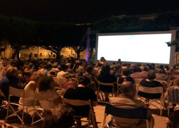 Siracusa, stasera penultimo appuntamento con il Cinema in Piazza con la commedia “I babysitter”