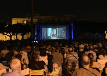 Siracusa, boom di presenze per il Cinema in Piazza con il film “Tiramisù”. Le proiezioni in Borgata tornano il 19 agosto