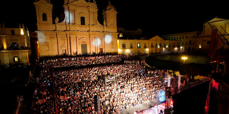 Noto, serata da tutto esaurito in piazza Municipio per Max Gazzè. Bonfanti: “pubblico fantastico”