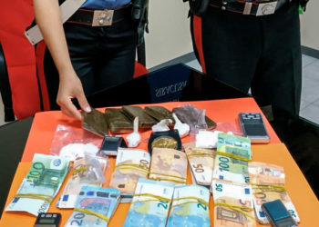 Siracusa, in casa con quasi mezzo chilo di hashish e cocaina: 28enne arrestata dai Carabinieri