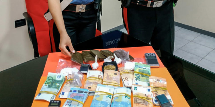 Siracusa, in casa con quasi mezzo chilo di hashish e cocaina: 28enne arrestata dai Carabinieri