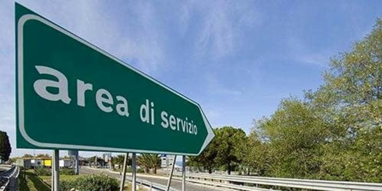 Siracusa. Rapina in un’area di servizio, ladri scappano con bottino da 1700 euro