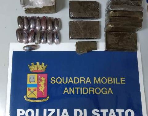 Siracusa. Consegna di droga tra due spacciatori, arrestati