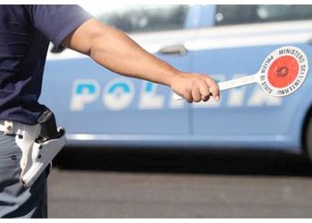 Augusta. Non si ferma all’alt della Polizia, era alla guida senza revisione e assicurazione