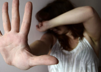 Lentini. Aggredisce una donna ferendola, denunciato un 61enne per lesioni personali