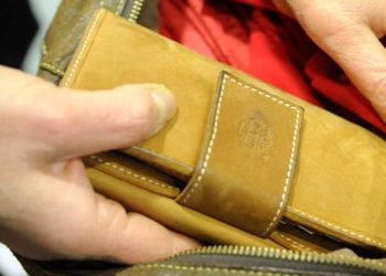 Noto. In coda al supermercato ruba il portafoglio ad una donna: denunciato