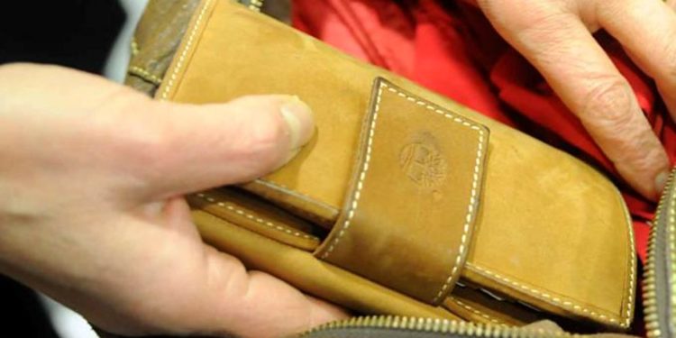 Noto. In coda al supermercato ruba il portafoglio ad una donna: denunciato