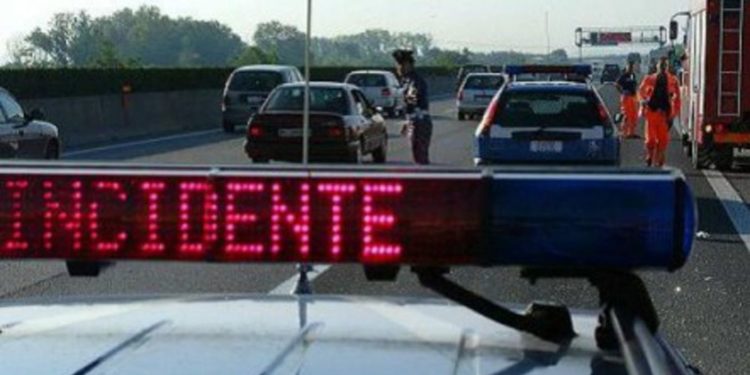 Scontro tra auto e moto sulla Siracusa – Catania, ferito un centauro