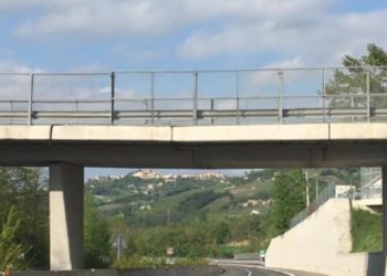 Tragedia a Priolo Gargallo, giovane si lancia da un cavalcavia: muore sul colpo