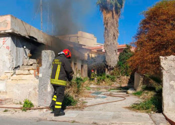 Siracusa, incendio in un casolare: intervento dei Vigili del Fuoco in via Alessandro Specchi