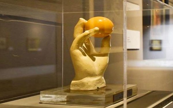 Noto. La Polizia ritrova la biglia da bigliardo in bronzo dell’opera “Assemblange” di Man Ray