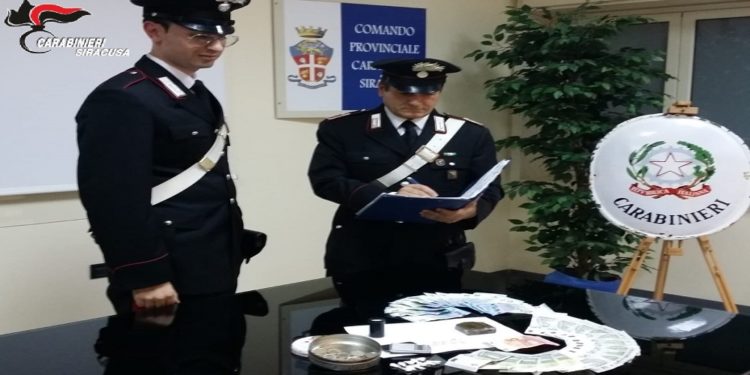 Floridia. Cocaina e hashish nascosti nel comodino, arrestato un 26enne