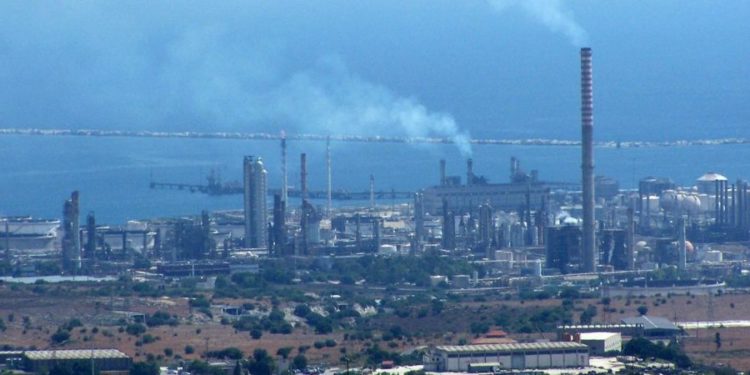 Augusta. Miasmi al quadrilatero industriale, domani assemblea pubblica del comitato “Stop Veleni”