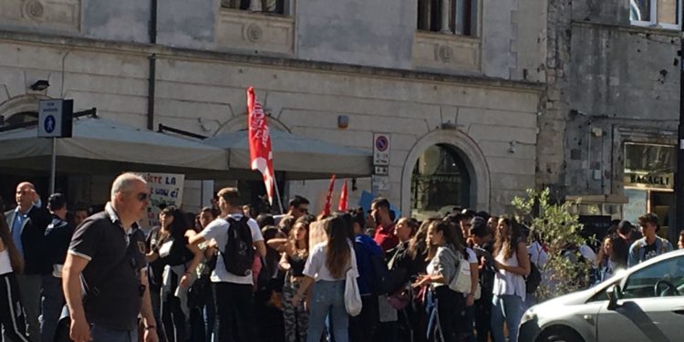 Siracusa. Studenti in piazza per la sicurezza degli edifici scolastici