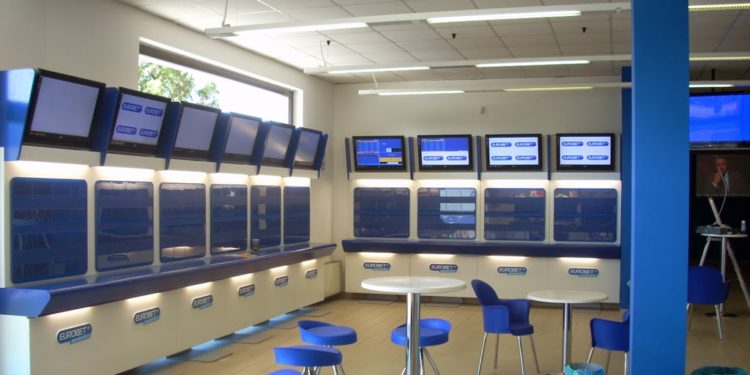 Centri scommesse nel mirino della Finanza e della Polizia: 5 sequestri e 12 perone indagate