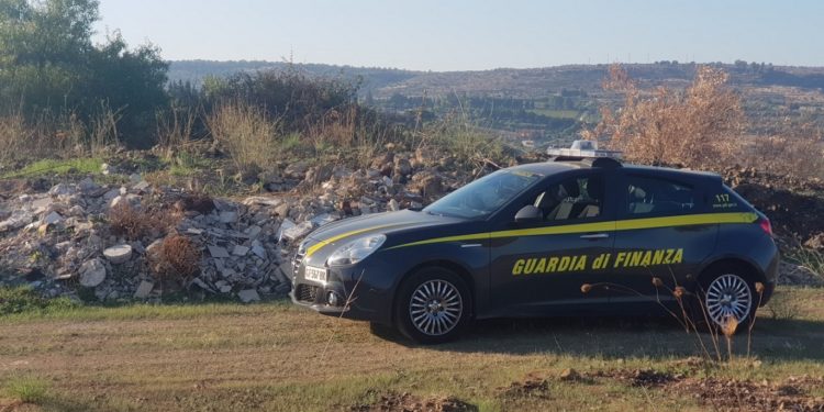 Carlentini. Sequestrata discarica abusiva a cielo aperto con eternit in contrada Minnella