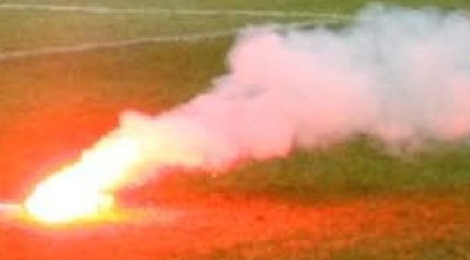 Lentini. Accese un fumogeno e lanciò un petardo durante una partita, notificato Daspo urbano