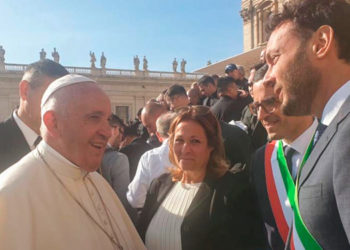 Siracusa, incontro in piazza San Pietro tra papa Francesco ed il sindaco Italia: “emozione indescrivibile”