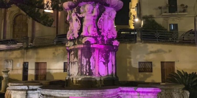 Giornata Mondiale del Prematuro, a Noto la Fontana di Ercole si illumina di viola