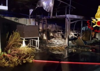 Siracusa. In fiamme deposito di arredi in via Elorina, intervenuti i Vigili del Fuoco