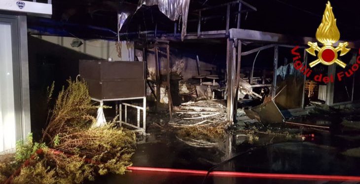 Siracusa. In fiamme deposito di arredi in via Elorina, intervenuti i Vigili del Fuoco