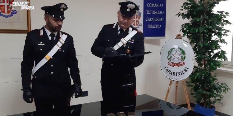 Floridia. Spacciava droga agli arresti domiciliari, in manette un 35enne