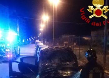 Siracusa. Incendio doloso di un’auto in via Agatocle, sul posto i Vigili del Fuoco