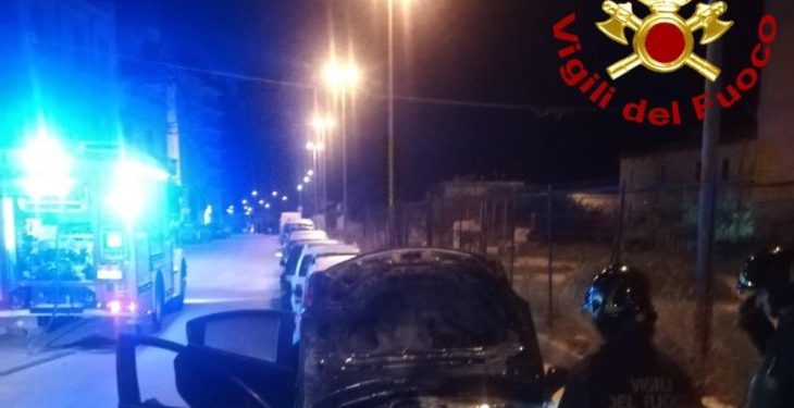 Siracusa. Incendio doloso di un’auto in via Agatocle, sul posto i Vigili del Fuoco