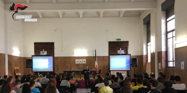 Siracusa. Bullismo e cyberbullismo, gli alunni del Corbino incontrano i Carabinieri