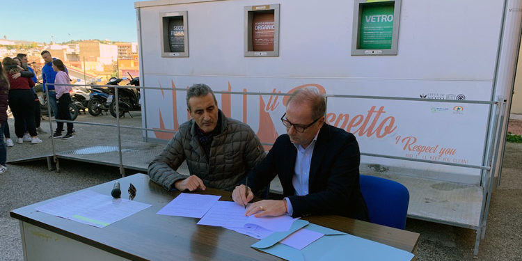 Noto, installazione isola ecologica al plesso Pitagora dell’istituto Raeli: firmato il protocollo d’intesa
