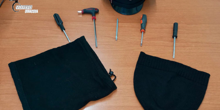 Floridia, sorpreso in auto con oggetti atti allo scasso: denunciato 47enne