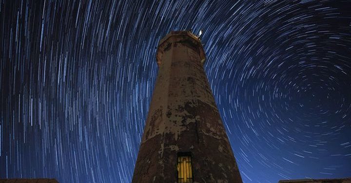 Siracusa. Vortice di stelle danzanti sull’imponente faro di Capo Murro di Porco